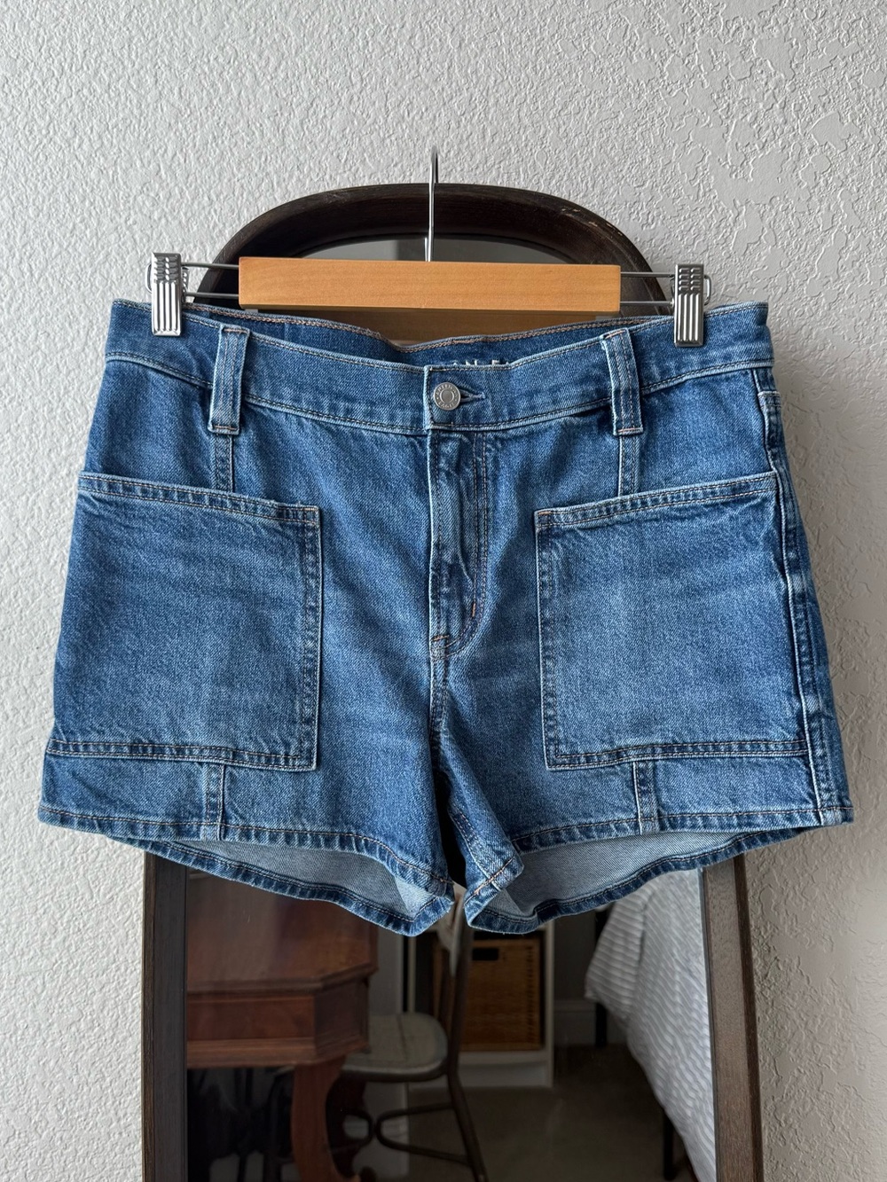American Eagle Strigid Relaxed Jean Shorts Patch Pocket Medium Wash Size 8
